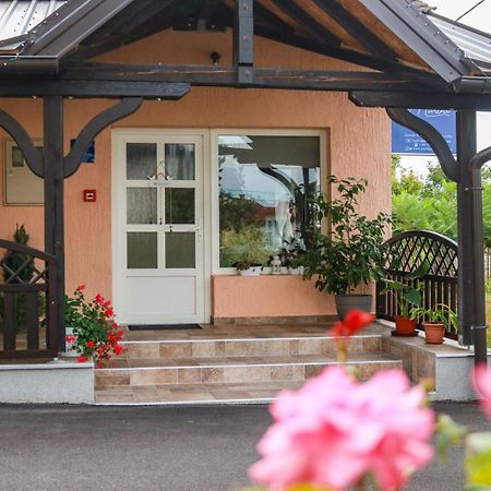 Guest House Studio Apartman Marina - With Jacuzzi, Free Parking, Pet Friendly Karlovac Ngoại thất bức ảnh