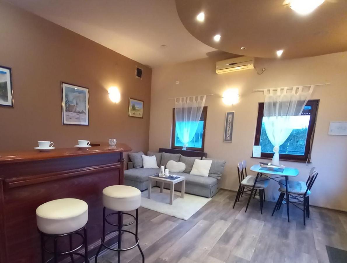 Guest House Studio Apartman Marina - With Jacuzzi, Free Parking, Pet Friendly Karlovac Ngoại thất bức ảnh