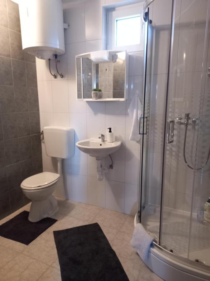 Guest House Studio Apartman Marina - With Jacuzzi, Free Parking, Pet Friendly Karlovac Ngoại thất bức ảnh