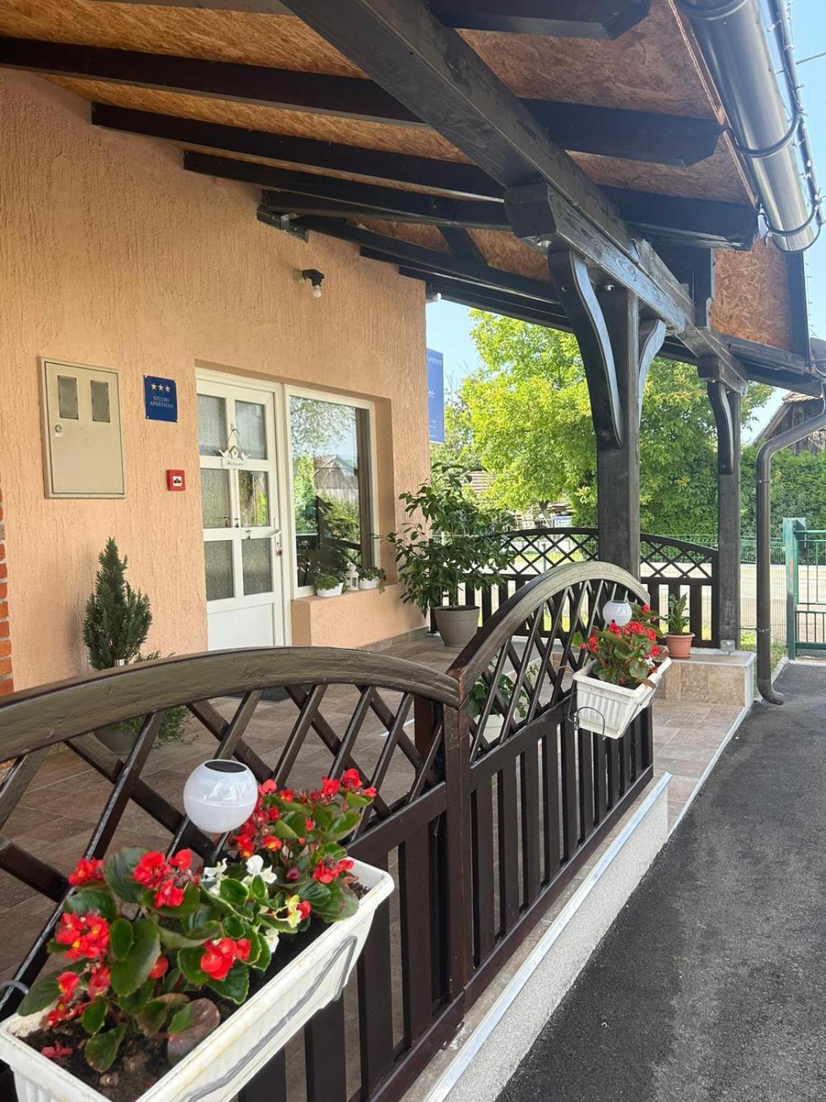 Guest House Studio Apartman Marina - With Jacuzzi, Free Parking, Pet Friendly Karlovac Ngoại thất bức ảnh