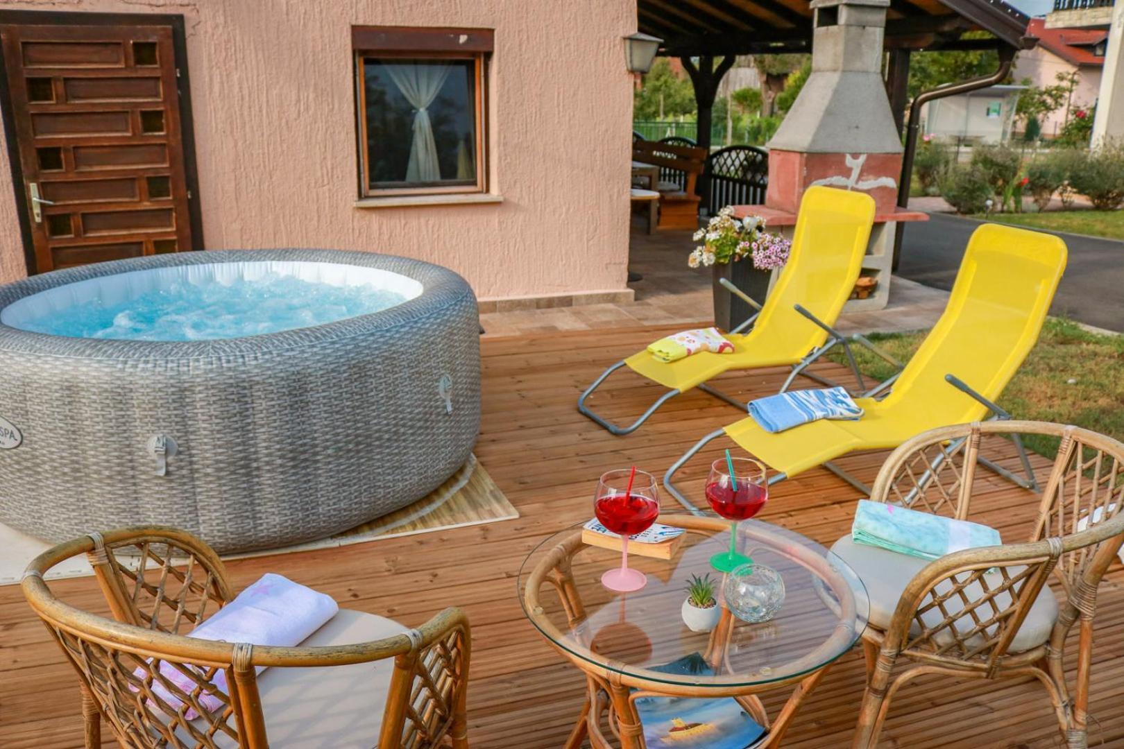 Guest House Studio Apartman Marina - With Jacuzzi, Free Parking, Pet Friendly Karlovac Ngoại thất bức ảnh