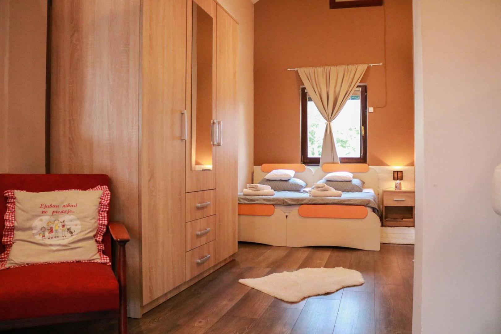 Guest House Studio Apartman Marina - With Jacuzzi, Free Parking, Pet Friendly Karlovac Ngoại thất bức ảnh
