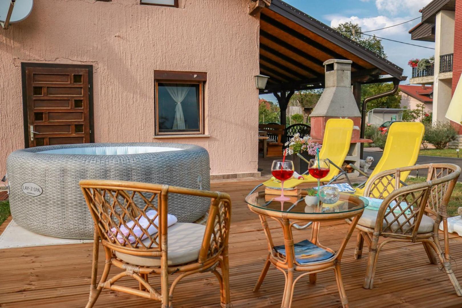 Guest House Studio Apartman Marina - With Jacuzzi, Free Parking, Pet Friendly Karlovac Ngoại thất bức ảnh