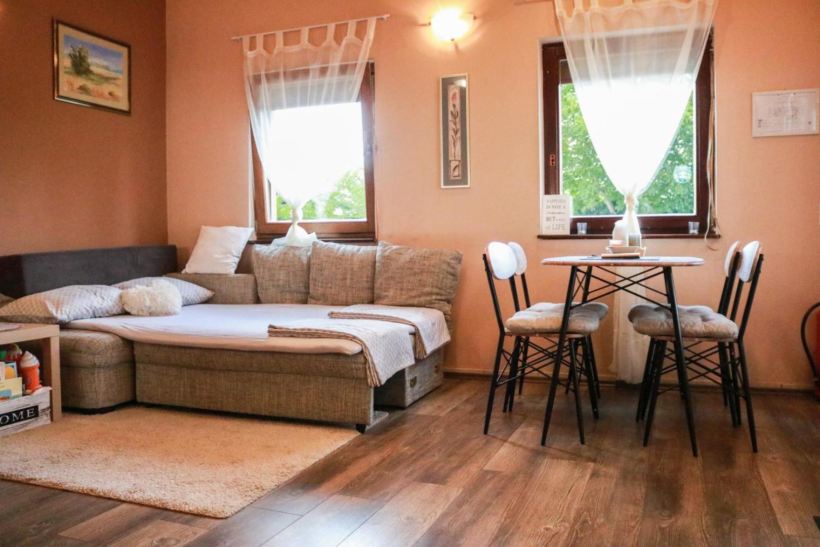 Guest House Studio Apartman Marina - With Jacuzzi, Free Parking, Pet Friendly Karlovac Ngoại thất bức ảnh